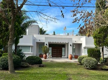 Casa sobre loto de 2800m² · Campos de Roca II | Casa de Categoría | 5 Amb. | Piscina | Parquización Única