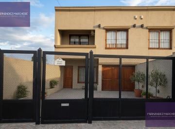 Casa · 220m² · 5 Ambientes · 1 Cochera · Casa con Pileta Quincho y Cochera