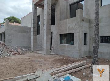 Casa · 340m² · 6 Ambientes · 2 Cocheras · Casa en Venta - 5 Dorm. 4 Baños - Cochera - 815 m² - Pinamar