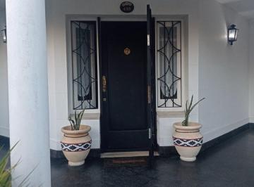 Casa · 239m² · 4 Ambientes · 1 Cochera · Casa Chalet en Alquiler en Bernal, Quilmes, G. B. a. Zona Sur