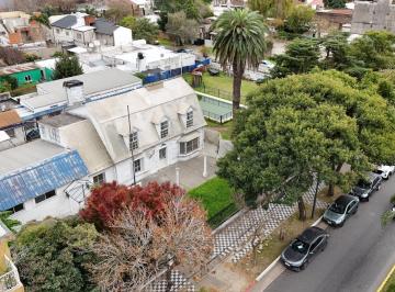 Casa · 300m² · 10 Ambientes · 1 Cochera · Gran Propiedad en Venta de 1710 m². Pileta, Gran Parque. Ideal Inversión. Av Varela, Centro Campana