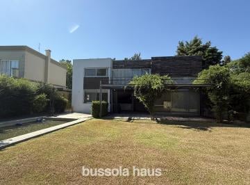 Casa · 235m² · 7 Ambientes · 1 Cochera · Casa 4 Dorm. Al Golf en San Isidro Labrador Villanueva
