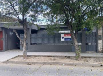 Casa · 175m² · 5 Ambientes · 1 Cochera · Venta de Casa de 3 Dorm.