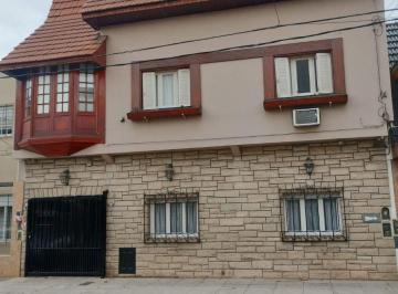 Casa de 6 ambientes, La Matanza · Chalet de 6 Amb en Tres Plantas con Garage y Patio