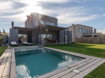 Casa · 250m² · 5 Ambientes · 2 Cocheras · Venta San Rafael 4 Habitaciones + Escritorio