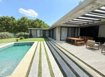 Casa · 160m² · 3 Ambientes · Venta Casa 3 Ambientes con Pileta, Losa Radiante, Parrilla - Lote 1500 m²