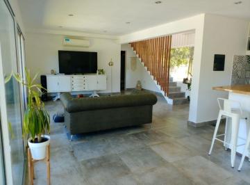 Casa · 150m² · 4 Ambientes · 2 Cocheras · Alquiler Casa en Cube Pileta y Gran Parque 1300 m²