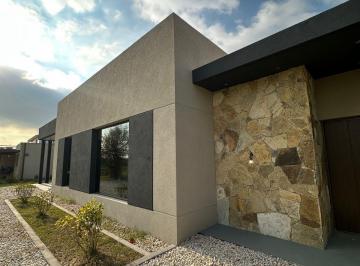 Casa · 153m² · 4 Ambientes · 2 Cocheras · Casa en La Elina