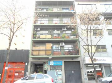 Departamento · 70m² · 3 Ambientes · Alquiler: 3 Amb. Frente. Balcón. Cocina y Baño Completos. - Lav. Muy Lum.