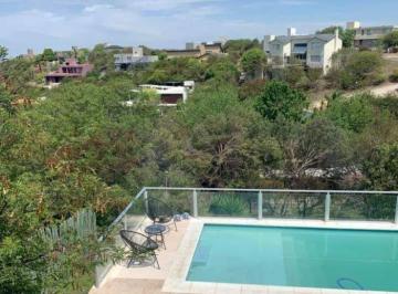 Casa de 6 ambientes, Mendiolaza · Casa con Pileta y Galería Cerrada