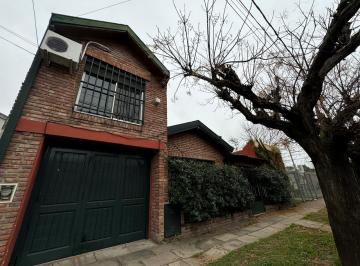 Casa · 160m² · 5 Ambientes · 1 Cochera · Muy Lindo Chalet en Hurlingham
