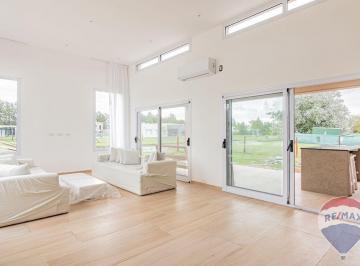 Casa · 142m² · 4 Ambientes · 1 Cochera · Casa en Venta en Miralagos 2