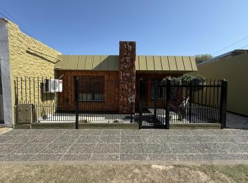 Casa · 100m² · 5 Ambientes · 3 Cocheras · Casa con Tres Habitaciones, Excelente Estado.