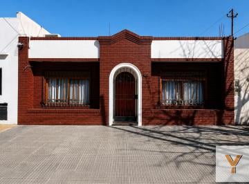 Casa · 105m² · 3 Ambientes · Casa en Venta - 2 Dorm. 2 Baños - 200 m - Avellaneda