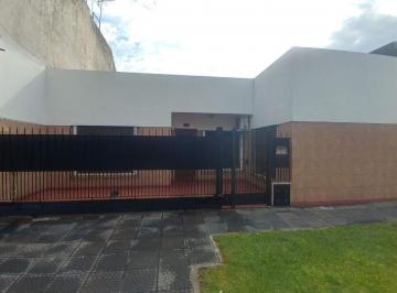 Casa · 110m² · 6 Ambientes · 1 Cochera · Casa en Venta - 4 Dorm. 2 Baños - Cochera - 230 m² - Lomas de Zamora