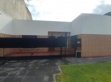Casa · 110m² · 6 Ambientes · 1 Cochera · Casa en Venta - 4 Dorm. 2 Baños - Cochera - 230 m² - Lomas de Zamora