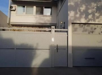 Casa · 242m² · 6 Ambientes · 3 Cocheras · Casa en Venta - 4 Dorm. 2 Baños - Villa Ballester