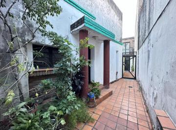 PH · 73m² · 4 Ambientes · Casa de Pasillo. Patio. 2/3 Dorm..