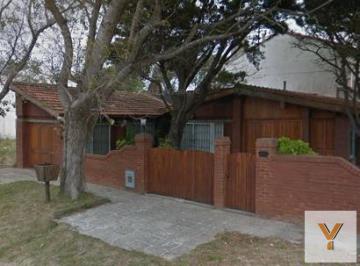 Casa · 140m² · 4 Ambientes · 2 Cocheras · Casa en Alquiler Temporario - 2 Dorm. 2 Baños - Cochera - 144 m² - La Lucila del Mar