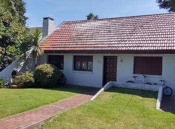 Casa · 140m² · 5 Ambientes · Casa en Venta - 4 Dorm. 2 Baños - Loma Verde
