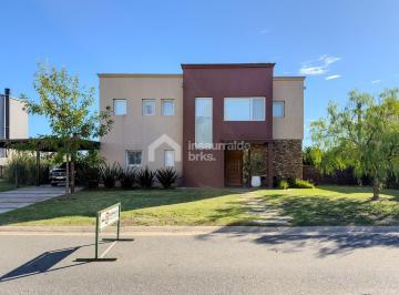 Casa · 206m² · 5 Ambientes · 2 Cocheras · Casa en Venta en San Gabriel, Villanueva, Tigre. 5 Ambientes y a La Laguna!