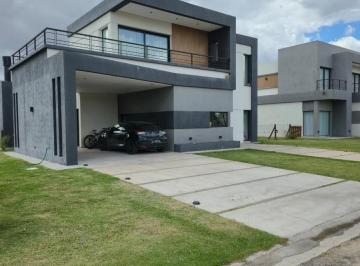 Casa · 181m² · 5 Ambientes · 1 Cochera · Casa en Alquiler en Barrio Privado El Rebenque – 5 Ambientes, Pileta, Parrilla y Suite con Terraza