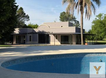 Casa · 328m² · 6 Ambientes · Casa en Venta - 3 Dorm. 4 Baños - Exaltación de La Cruz