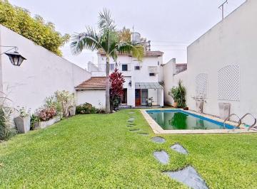 Casa · 170m² · 3 Ambientes · 1 Cochera · Casa en Venta con Jardín, Pileta y Quincho Lanús