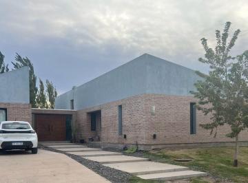 Casa · 242m² · 7 Ambientes · 2 Cocheras · Casa Nivel Gerencial 4 Dorm. - B "El Vergel"