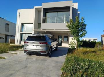 Casa · 228m² · 5 Ambientes · 1 Cochera · Casa en Venta - 3 Dorm. 3 Baños - 770 m² - Hudson