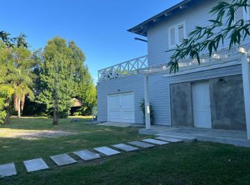 Casa · 130m² · 2 Dormitorios · 2 Cocheras · Alquiler y Venta Casa en Barrio Playa, Colonia