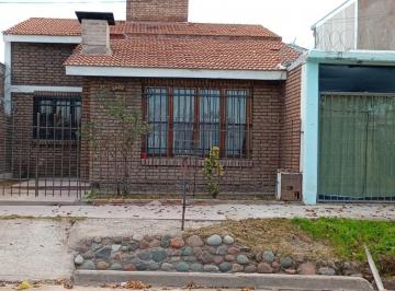 Casa · 6 Ambientes · 1 Cochera · Alquiler Casa de 3 Habitaciones Más Local en B° Fuchs