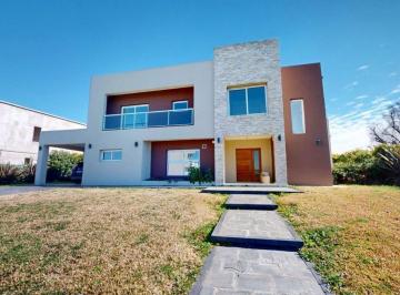 Casa · 310m² · 5 Ambientes · 3 Cocheras · Casa Venta 5 Amb Haras Sta Maria Escobar Financia.