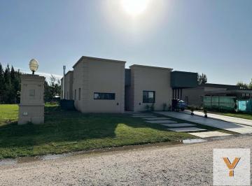 Casa · 236m² · 6 Ambientes · 2 Cocheras · Casa en Venta - 4 Dorm. 4 Baños - Cochera - 800 m² - Lagos de San Eliseo, Presidente Perón