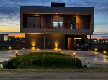 Casa · 200m² · 5 Ambientes · 2 Cocheras · Casa en Alquiler a La Laguna