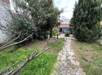 Casa · 111m² · 3 Ambientes · 1 Cochera · Casa de 262 m² en Venta en Lanus a Refaccionar
