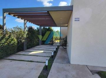 Casa · 120m² · 4 Ambientes · 2 Cocheras · Casa en Alquiler Ubicado en Santa Emilia, Pilar del Este, Pilar