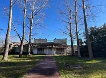 Quinta vacacional · 300m² · 4 Ambientes · Quinta en Venta - 3 Dorm. 3 Baños - 10000 m² - Mercedes