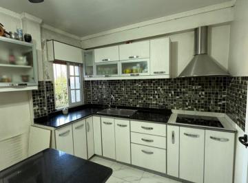 Casa · 290m² · 6 Ambientes · 2 Cocheras · Casa en Venta con Local Sobre Av en Moreno