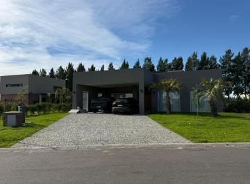 Casa · 250m² · 5 Ambientes · 1 Cochera · Casa de 5 Ambientes a Estrenar en Barrio San Simón. Canning, Ezeiza.