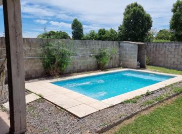 Casa de 4 ambientes, Cayastá · Casa con Pileta 2 Dorm. y Gran Patio Verde en Cayastá