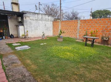 Casa · 105m² · 5 Ambientes · 1 Cochera · Casa Venta Tres Dorm. - Cochera - Patio Verde.