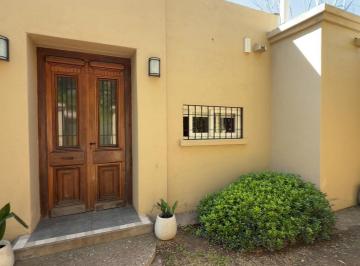 Casa · 170m² · 3 Dormitorios · 2 Cocheras · Casa Venta Chacras de Coria | 3 Dorm. | Pileta | Jardín | Cochera Doble | Calle Longone