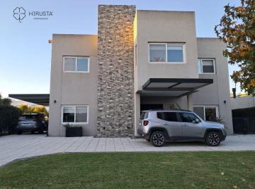 Casa de 6 ambientes, Pilar · Casa en Alquiler en Ayres Plaza 4 Dorm. + Escritorio + Galeria + Pileta + Dep de Servicio + Amoblada