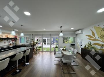Casa · 218m² · 8 Ambientes · Venta: Casa en PH 4 Dorm. Quincho - B° Las Viñas - Cipolletti (Rn)