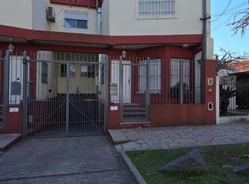 PH · 216m² · 4 Ambientes · 1 Cochera · PH en Quilmes