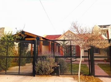 Casa de 3 ambientes, Centenario · Casa 2 Dorm, Jardín y Quincho - Centenario