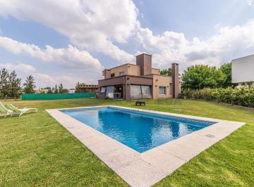 Casa · 300m² · 5 Ambientes · 2 Cocheras · Casa en Alquiler en Country Terravista General Rodriguez
