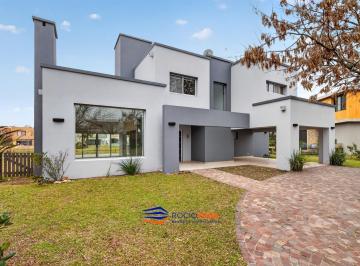 Casa · 300m² · 5 Ambientes · 2 Cocheras · Casa en Alquiler en Country Terravista General Rodriguez