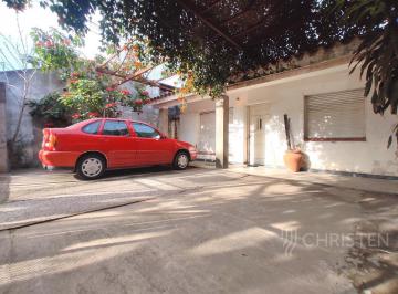 Jardín, utilizado para ingreso de autos · Casa en Venta. 2 Dorm. y Patio. Barrio Sargento Cabral. Lavaisse 1500